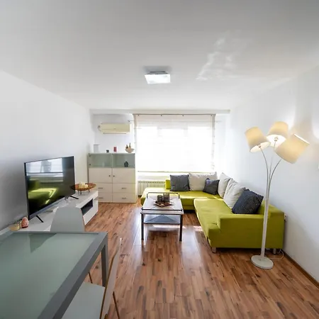 Апартамент Bright 1bdr With Balcony София
