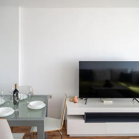 Bright 1bdr With Balcony