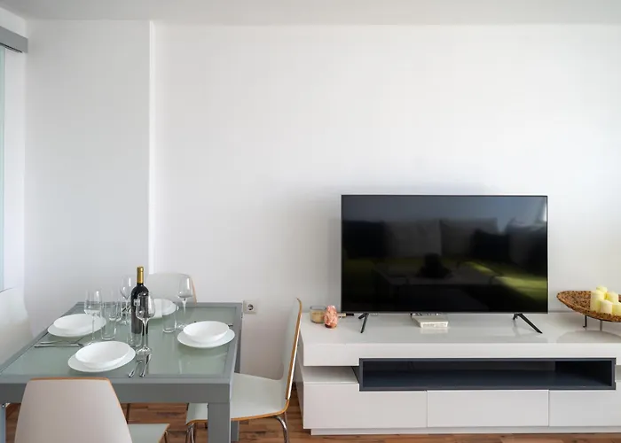 Bright 1bdr With Balcony